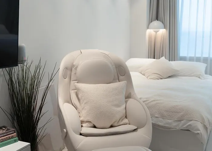아파트 New 홍대역30sec #massage Chair #netflix #purifier I